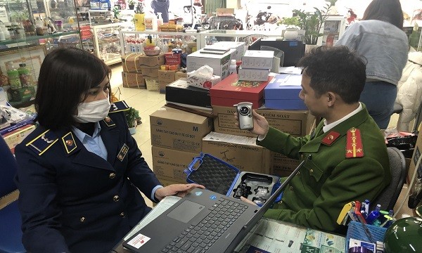 Lực lượng chức năng đang kiểm tra thiết bị đo nồng độ cồn tại cửa hàng kinh doanh thiết bị y tế trên phố Phương Mai.