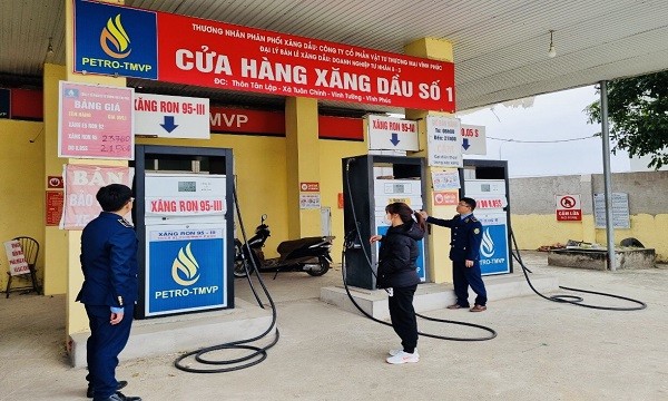 Lực lượng chức năng kiểm tra cửa hàng xăng dầu thuộc Doanh nghiệp tư nhân 8-3 (Vĩnh Tường, Vĩnh Phúc).