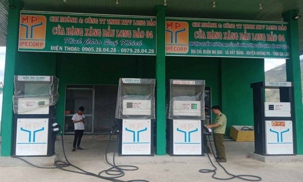 Lực lượng chức năng kiểm tra Cửa hàng xăng dầu Long Bảo 04 - Công ty TNHH MTV Long Bảo (huyện Krông Pa, tỉnh Gia Lai).