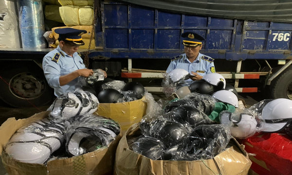 Lực lượng chức năng tỉnh Phú Yên tiến hành kiểm tra hàng hóa. 