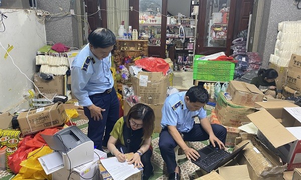 Lực lượng QLTT tỉnh Gia Lai lập biên bản vi phạm với Hộ kinh doanh do bà L.T.A.H làm chủ tại 12 Hùng Vương, phường Ia Kring, thành phố Pleiku.