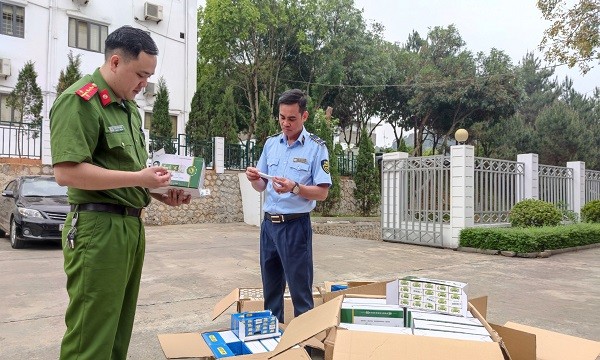 Lực lượng QLTT Lào Cai kiểm đếm số hàng hóa vi phạm.