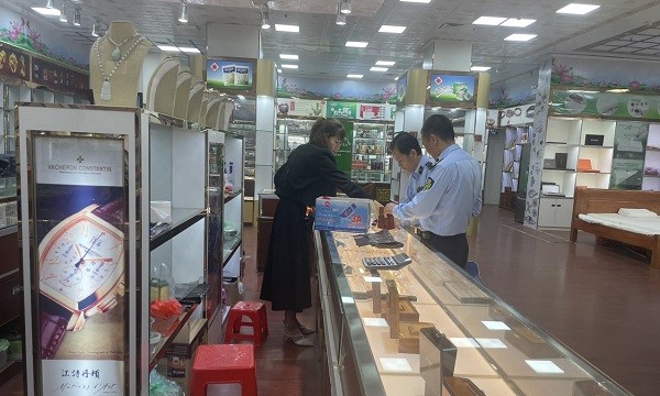 Lực lượng chức năng tỉnh Quảng Ninh kiểm tra tại cửa hàng kinh doanh tại TP Móng Cái.