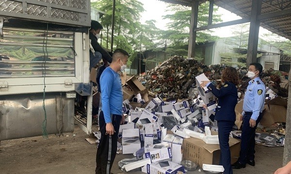Lực lượng chức năng tỉnh Yên Bái giám sát quá trình tiêu hủy 1.000 bộ bếp từ giả mạo nhãn hiệu PHILIPS.