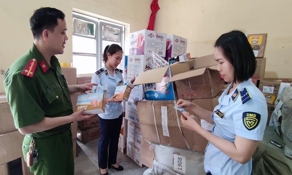 Lực lượng QLTT Lào Cai tiến hành kiểm đếm số hàng hóa vi phạm.