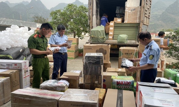 Lực lượng chức năng tỉnh Lạng Sơn lập biên bản vi phạm đối với chủ phương tiện vận chuyển.
