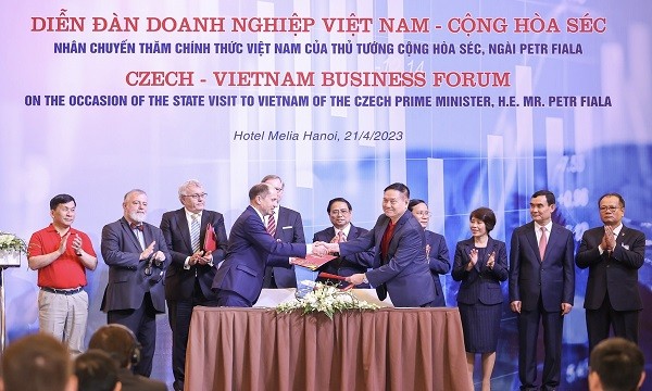 Phó Tổng giám đốc Vietjet Lương Thế Phúc (bên phải) và F Air CEO Michal Markovic (bên trái) trao thoả thuận hợp tác trước sự chứng kiến của Thủ tướng Phạm Minh Chính và Thủ tướng CH Séc Petr Fiala.
