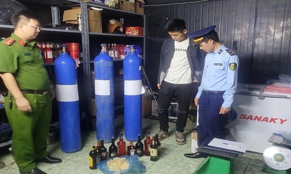 Lực lượng QLTT tỉnh Quảng Ninh thu giữ 21 bình khí N02 và số lượng lớn bóng bay để sản xuất bóng cười tại thành phố Móng Cái.