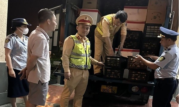 Lực lượng chức năng tỉnh Quảng Ninh kiểm tra hàng hóa trên xe ô tô tải BKS 14H-00034.