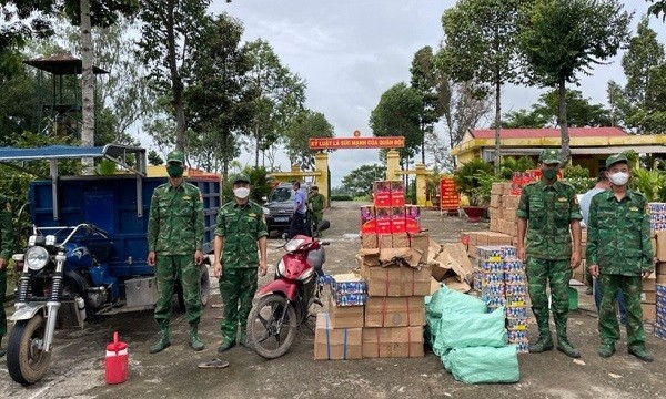Tang vật 1.739 kg pháo nổ các loại do lực lượng Biên phòng phát hiện, bắt giữ trên địa bàn xã Hưng Điền, huyện Tân Hưng, tỉnh Long An. (Ảnh: Ban Chỉ đạo 389 Quốc gia)