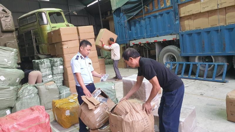 Lực lượng chức năng tỉnh Lạng Sơn tiến hành kiểm tra các phương tiện vận tải.
