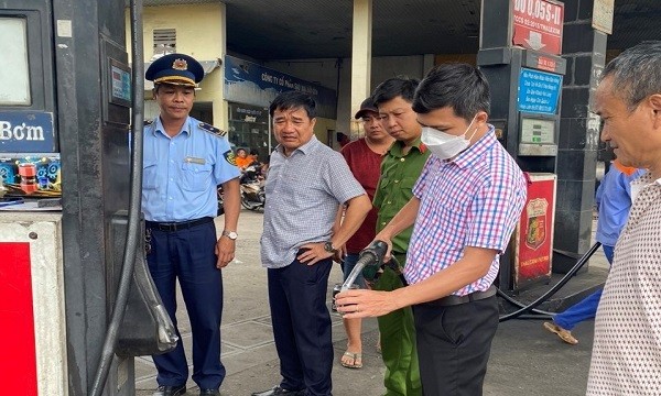 Lực lượng chức năng tỉnh Bình Dương lấy mẫu kiểm tra xăng tại cơ sở kinh doanh xăng dầu của Công ty Cổ phần Sao Mai Sài Gòn.