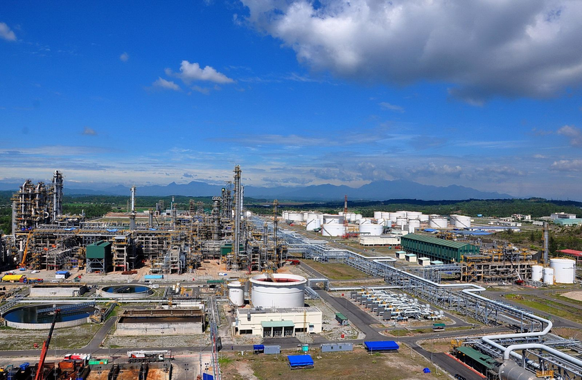 Nhà máy lọc dầu Dung Quất thuộc Khu kinh tế Dung Quất ở tỉnh Quảng Ngãi, do Công ty cổ phần Lọc hóa dầu Bình Sơn vận hành.