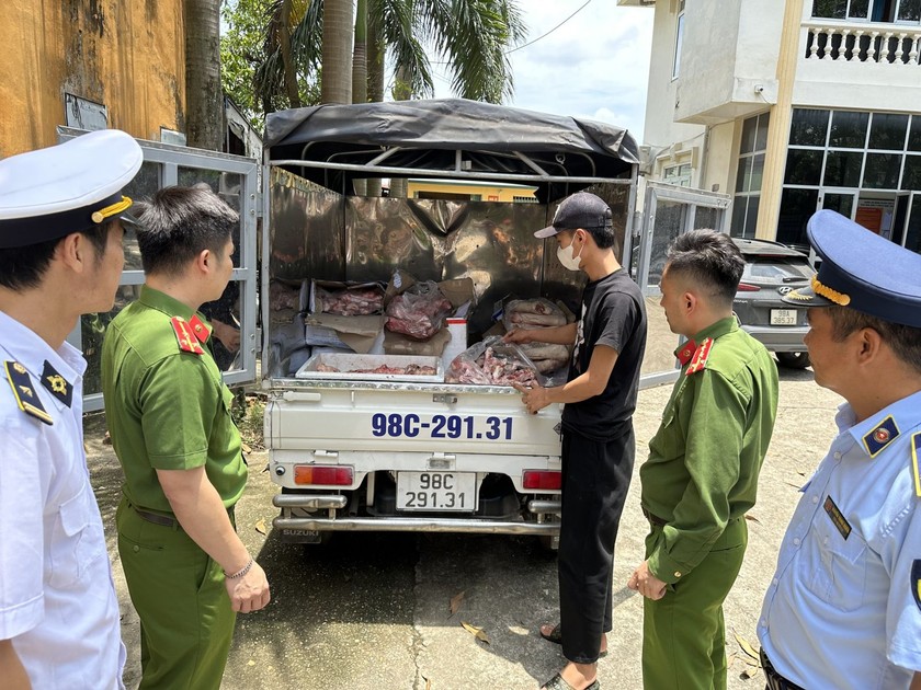 Phòng Cảnh sát môi trường - Công an tỉnh Bắc Giang phát hiện gần 1 tấn sản phẩm động vật không rõ nguồn gốc, đã bốc mùi hôi thối.