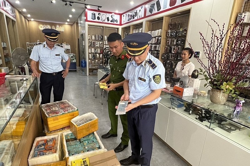 Lực lượng QLTT Nghệ An kiểm tra cơ sở kinh doanh linh kiện điện thoại tại phường Hưng Bình, TP Vinh.