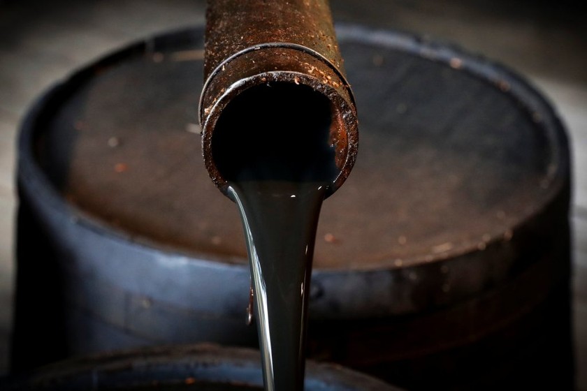 Giá dầu thô tiếp tục giảm mạnh. (Ảnh minh họa)