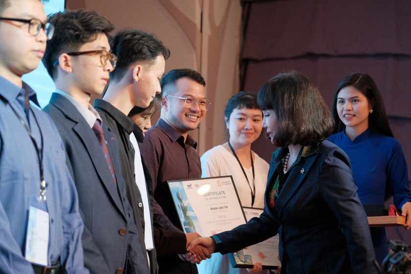 Bà Huỳnh Bích Ngọc - Phó Chủ tịch thường trực Tập đoàn TTC trao tặng chứng nhận cho Top 20 tác phẩm xuất sắc.