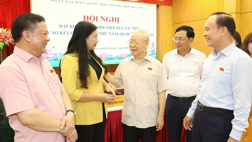 Tổng Bí thư Nguyễn Phú Trọng và các đại biểu Quốc hội tiếp xúc cử tri tại quận Hai Bà Trưng. (Ảnh: Trí Dũng/daibieunhandan.vn).