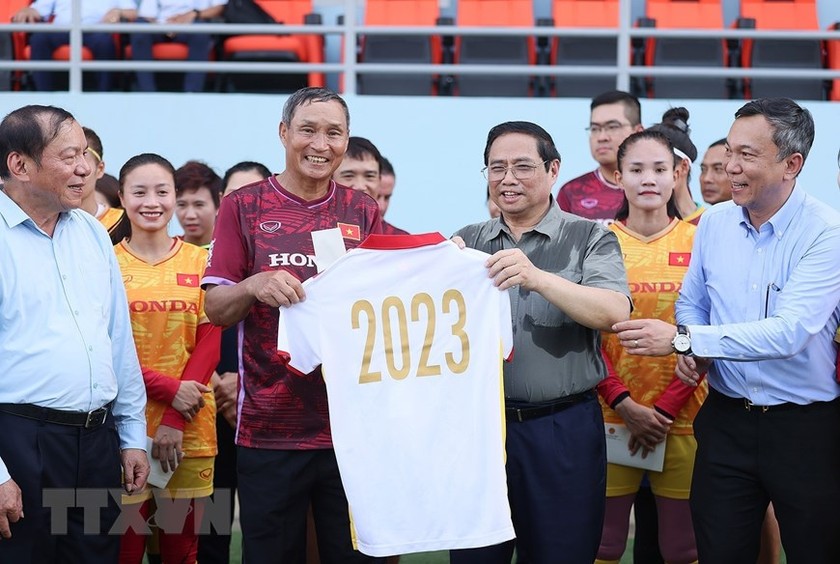Thủ tướng Phạm Minh Chính gặp mặt, động viên Đội tuyển bóng đá nữ Việt Nam trước khi lên đường dự World Cup 2023. (Ảnh: TTXVN)