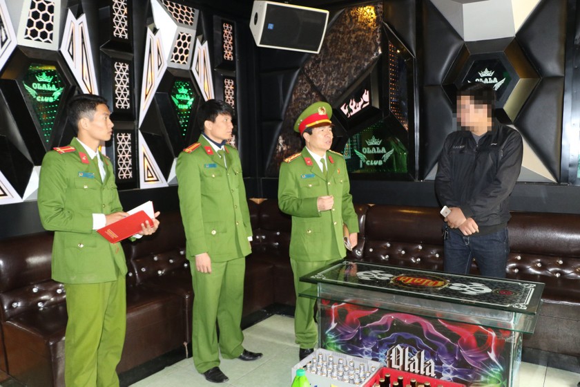 Lực lượng chức năng kiểm tra cơ sở kinh doanh Karaoke trên địa bàn Hà Nội. (Nguồn ảnh: Cổng TTĐT Chính phủ)