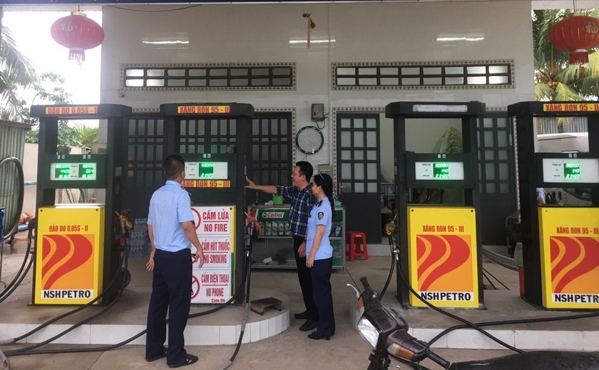 Lực lượng QLTT Cần Thơ kiểm tra tại cửa hàng kinh doanh xăng dầu tại xã Đông Hiệp, huyện Cờ Đỏ, thành phố Cần Thơ.
