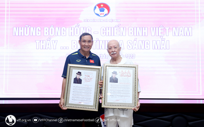 Nhạc sĩ Trần Ngọc trao tặng bài hát cho HLV Mai Đức Chung tại trụ sở VFF. 