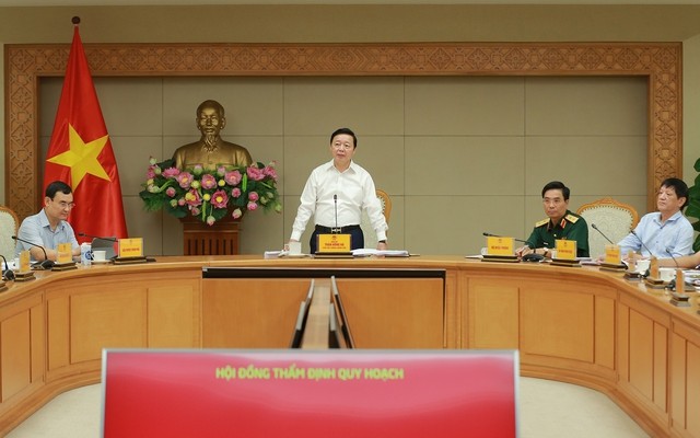 Phó Thủ tướng Trần Hồng Hà đề nghị các uỷ viên phản biện, thành viên Hội đồng thẩm định đóng góp nhiều ý kiến chính xác nhằm tiếp tục hoàn thiện, nâng cao chất lượng Quy hoạch - Ảnh: VGP/Minh Khôi