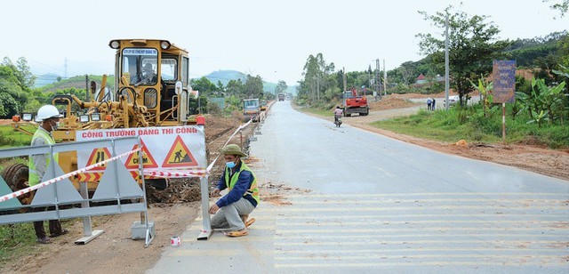 Thi công dự án tăng cường kết nối giao thông Tây Nguyên đoạn qua thị xã An Khê, tỉnh Gia Lai. (Ảnh Tạp chí Giao thông)