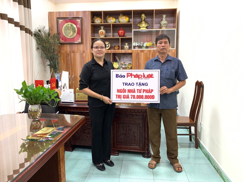 Giám đốc Sở Tư pháp Hoà Bình Bùi Thị Thuý Bình trao Mái ấm tư pháp cho anh Bùi Văn Kình.