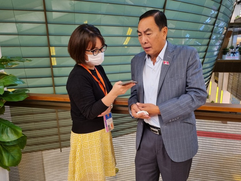 Phóng viên Hà Dung (Báo PLVN) phỏng vấn Đại biểu Quốc hội Phạm Văn Hòa bên hành lang Quốc hội.