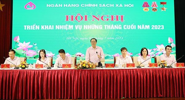 Tổng Giám đốc NHCSXH Dương Quyết Thắng phát biểu chỉ đạo các đơn vị hoàn thành tốt nhất nhiệm vụ 6 tháng cuối năm 2023 tại Hội nghị. (Ảnh: VBSP) 