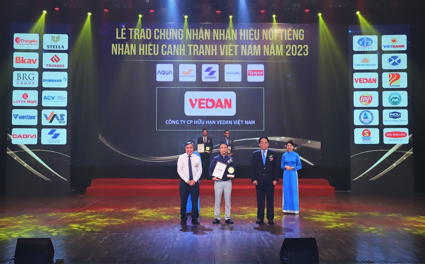 Đại diện Công ty Vedan Việt Nam nhận chứng nhận từ ban tổ chức.