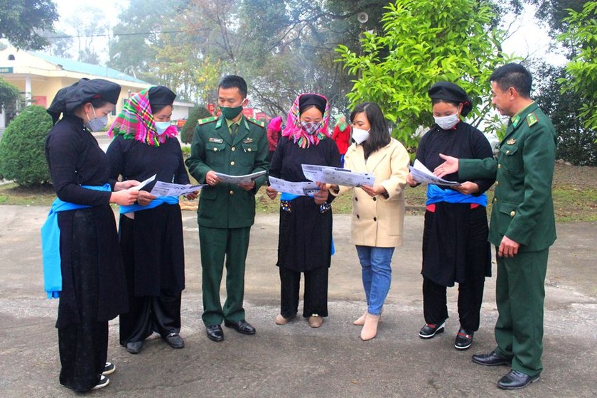 Phòng Tư pháp huyện Hoàng Su Phì (Hà Giang) phối hợp với lực lượng Biên phòng tuyên truyền pháp luật cho người dân xã Bản Máy. (Ảnh: baohagiang.vn)