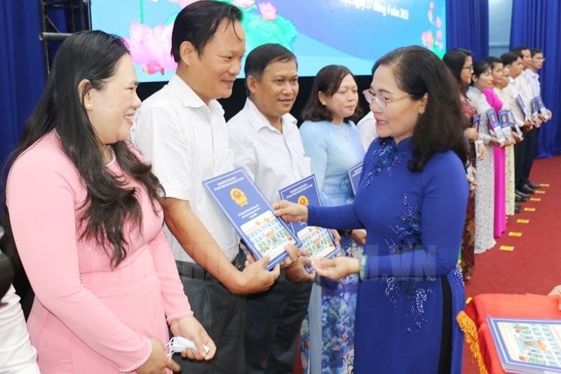 Phó Bí thư Thành ủy, Chủ tịch HĐND TP HCM Nguyễn Thị Lệ trao Nghị quyết về việc đặt tên mới 171 tuyến đường cho lãnh đạo các xã, thị trấn ở Củ Chi năm 2021. (Ảnh: Thanhuytphcm.vn) 