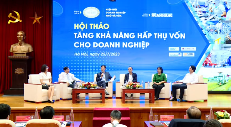 Toàn cảnh hội thảo “Tăng khả năng hấp thụ vốn cho doanh nghiệp” diễn ra sáng nay (25/7), tại Hà Nội.