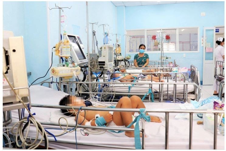 Trẻ mắc bệnh tay - chân - miệng điều trị tại khoa Nhiễm - Thần kinh, Bệnh viện Nhi đồng 1 - TP HCM. (Ảnh: Xuân Mai)