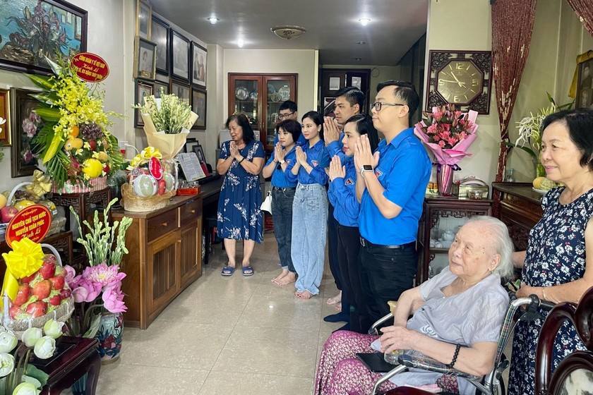 Đoàn Thanh niên Bộ Tư pháp thành kính dâng hương, dâng hoa bày tỏ lòng tri ân đến liệt sĩ, bác sĩ Đặng Thùy Trâm.