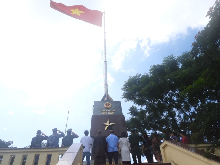 Cảm xúc thiêng liêng, xúc động, tự hào khi chúng tôi được chào cờ, hát quốc ca trên đảo Trần.