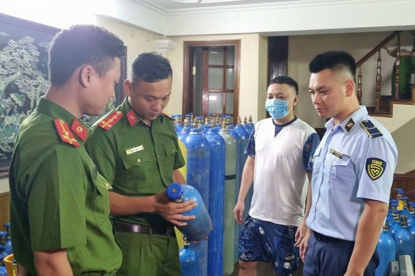 Lực lượng chức năng tiến hành kiểm tra đột xuất cơ sở san chiết khí N2O ở quận Thanh Xuân, TP Hà Nội.