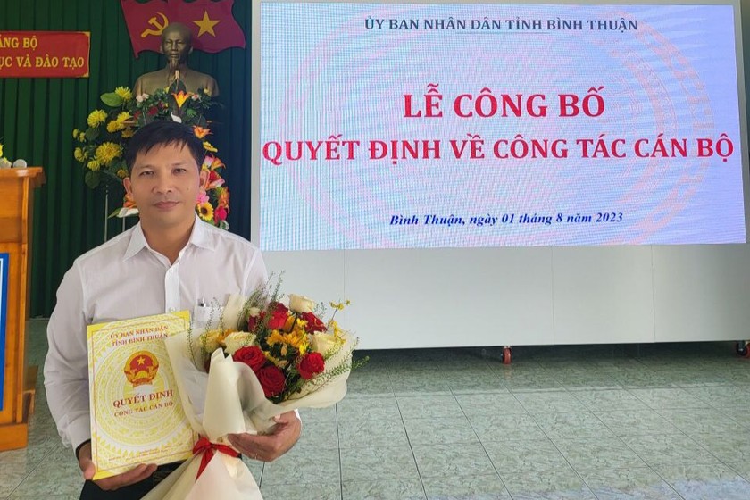 Ông Lương Văn Hà nhận Quyết định bổ nhiệm Phó Giám đốc Sở GD&ĐT tỉnh Bình Thuận. 