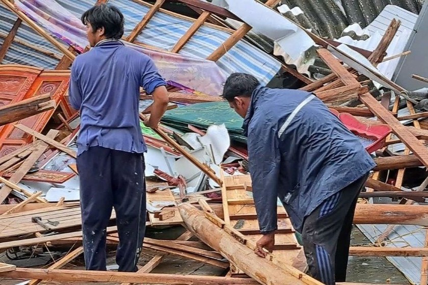 Giúp người dân khắc phục hậu quả lốc xoáy làm sập, tốc mái nhà dân tại xã Vĩnh Hưng A, huyện Vĩnh Lợi, tỉnh Bạc Liêu. Ảnh Nhật Hồ