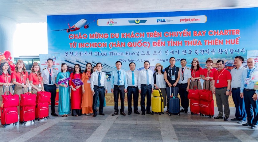 Chuyến bay đầu tiên đưa du khách Hàn Quốc đến với nhà ga mới sân bay Phú Bài.