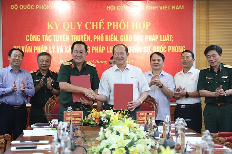 Thượng tướng Võ Minh Lương (thứ ba từ trái sang) và Thượng tướng Bế Xuân Trường ký kết Quy chế phối hợp. 