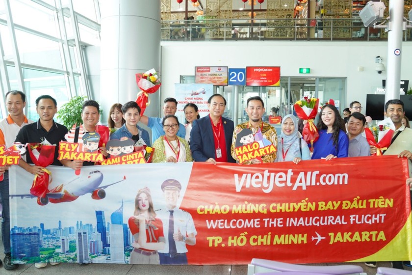 Vietjet chào mừng các hành khách trên chuyến bay đầu tiên từ TP HCM đi Jakarta tại sân bay quốc tế Tân Sơn Nhất.
