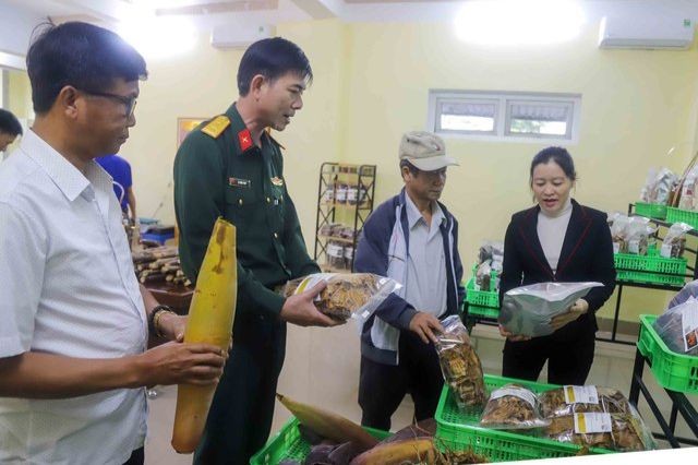 Cửa hàng bán sản phẩm giúp nông dân của Đoàn kinh tế - quốc phòng 207. (Ảnh: Phan Định)