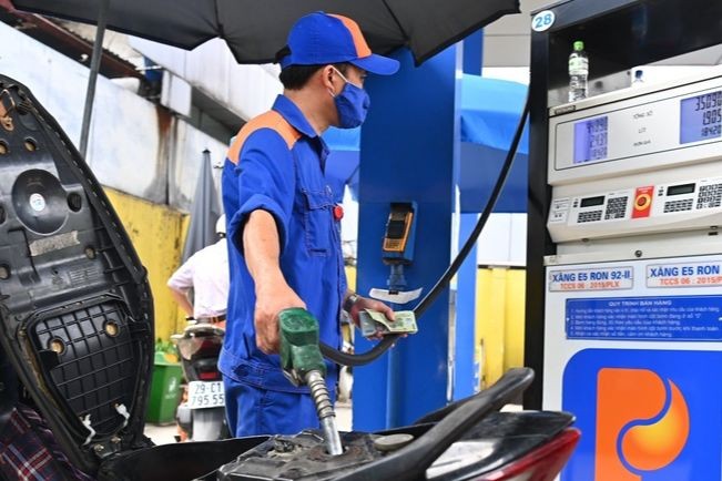 Giá dầu thô thế giới vượt mốc 86 USD/thùng, giá xăng trong nước dự báo tăng.