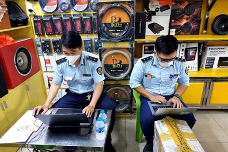 Lực lượng chức năng kiểm tra một điểm kinh doanh phụ tùng ô tô tại TP Hồ Chí Minh.