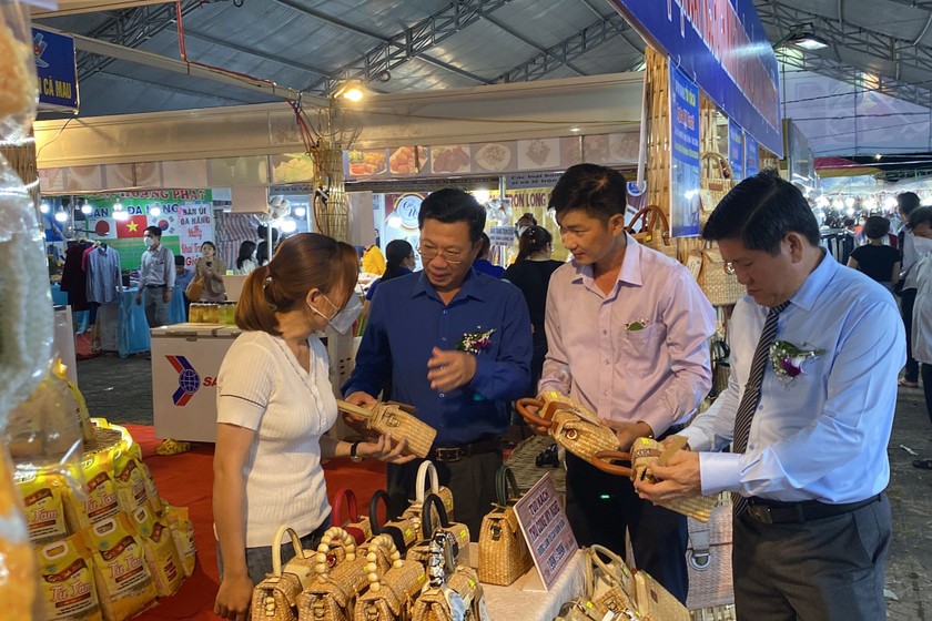 Các hội chợ thương mại góp phần đưa hàng Việt có chất lượng phục vụ nhu cầu mua sắm của người tiêu dùng tỉnh Cà Mau (Ảnh: Đoàn thanh niên tỉnh Cà Mau).