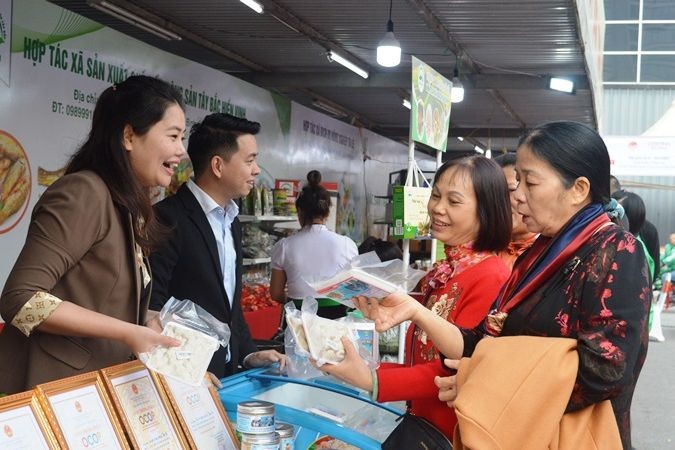 Người tiêu dùng thích thú với sản phẩm nông sản tỉnh Yên Bái tại Hà Nội. 
