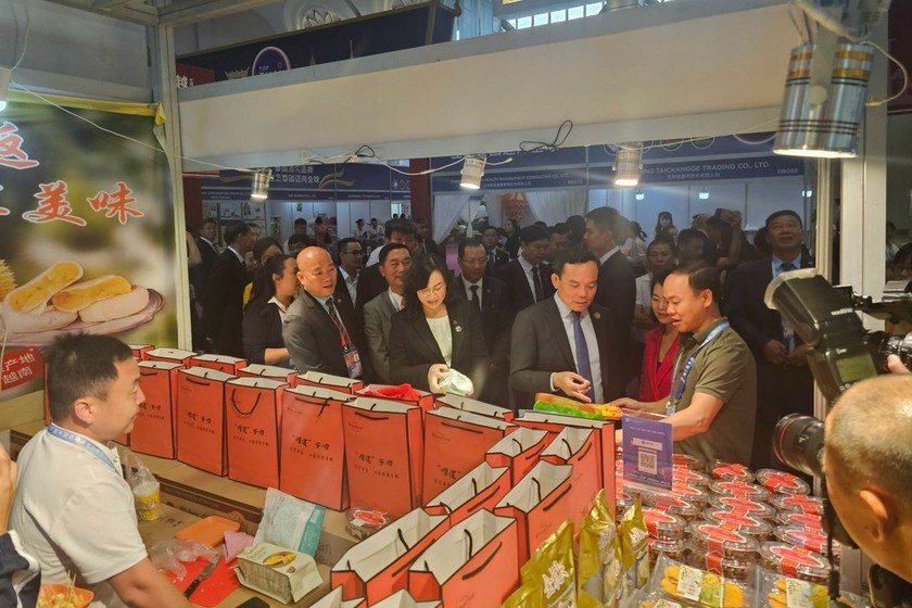 Phó Thủ tướng Trần Lưu Quang, Thứ trưởng Bộ Công Thương Phan Thị Thắng và các đại biểu tham quan Khu gian hàng Việt Nam tại Hội chợ.